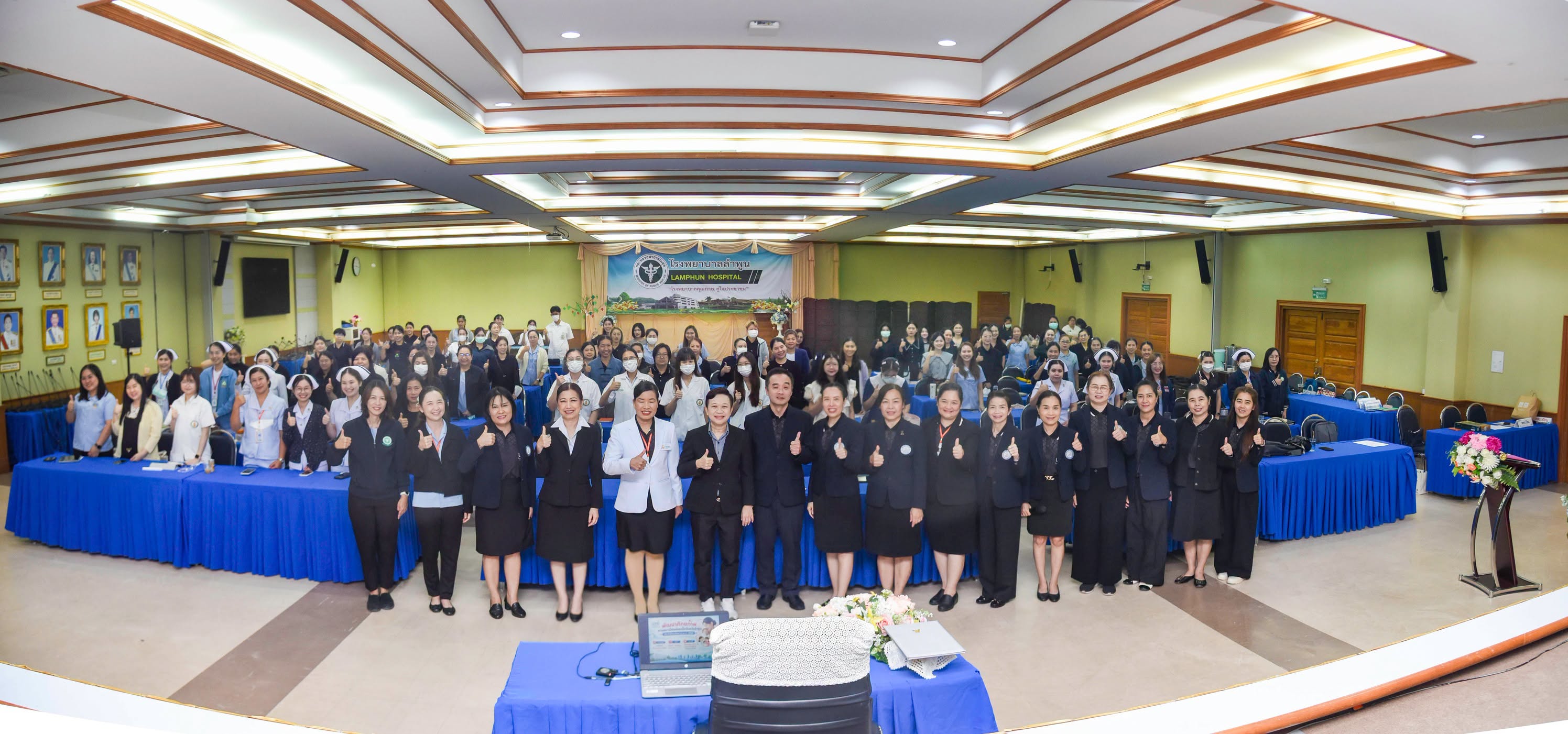 พญ.ลดาวรรณ หาญไพโรจน์ ผู้อำนวยการโรงพยาบาลลำพูน เป็นประธานในพิธีเปิดการอบรม “พัฒนาศักยภาพงานอนามัยแม่และเด็กจังหวัดลำพูน ประจำปี 2569” โดยมี นพ.ธีรพงษ