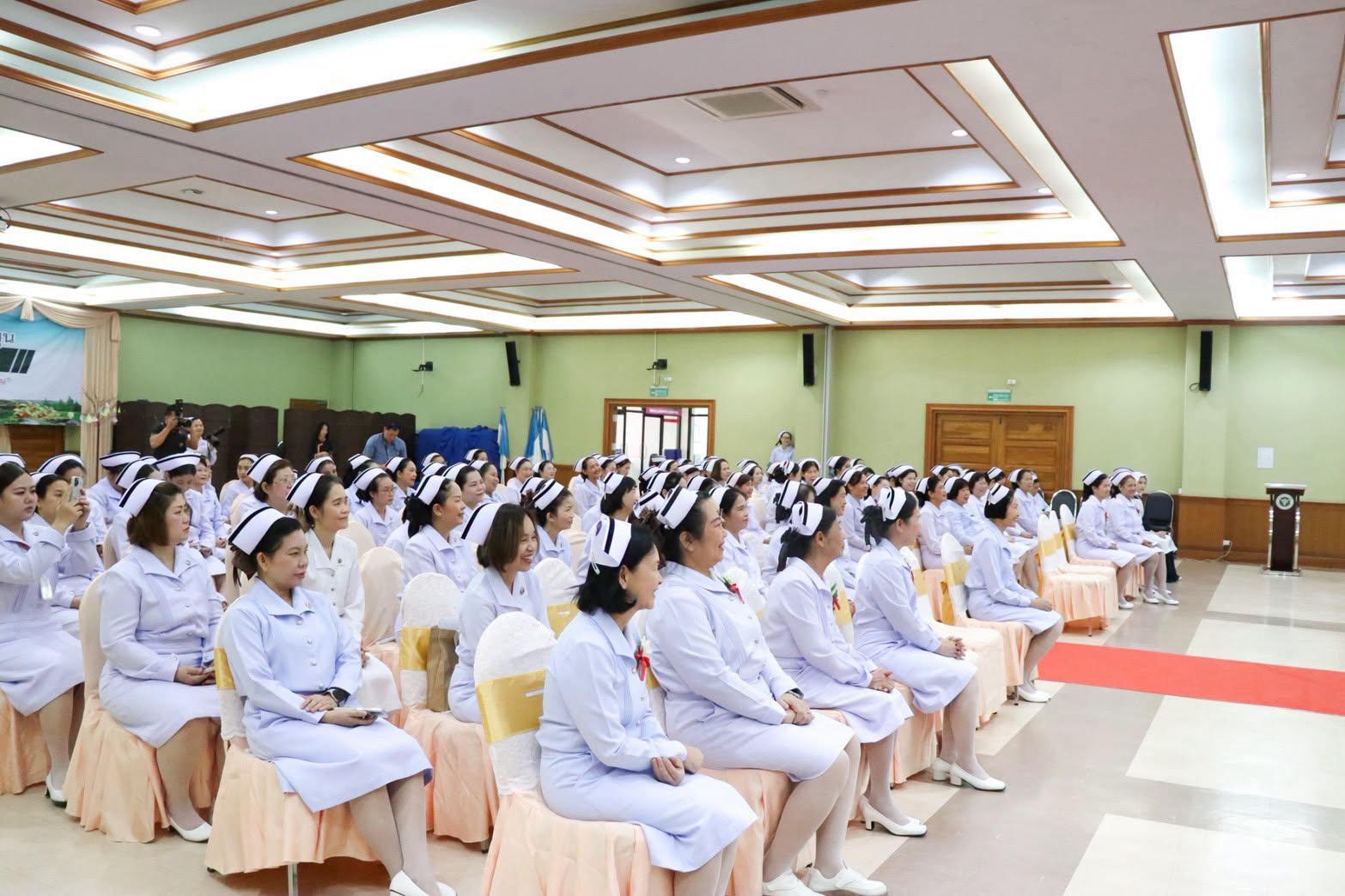 รงพยาบาลลำพูน โดยชมรมพยาบาล จังหวัดลำพูน จัดพิธีวางหมวกและมุทิตาจิตแด่ผู้เกษียณอายุราชการพยาบาลวิชาชีพ  จังหวัดลำพูน ประจำปี 2569  โดยมีการจัดแสดงมุทิ