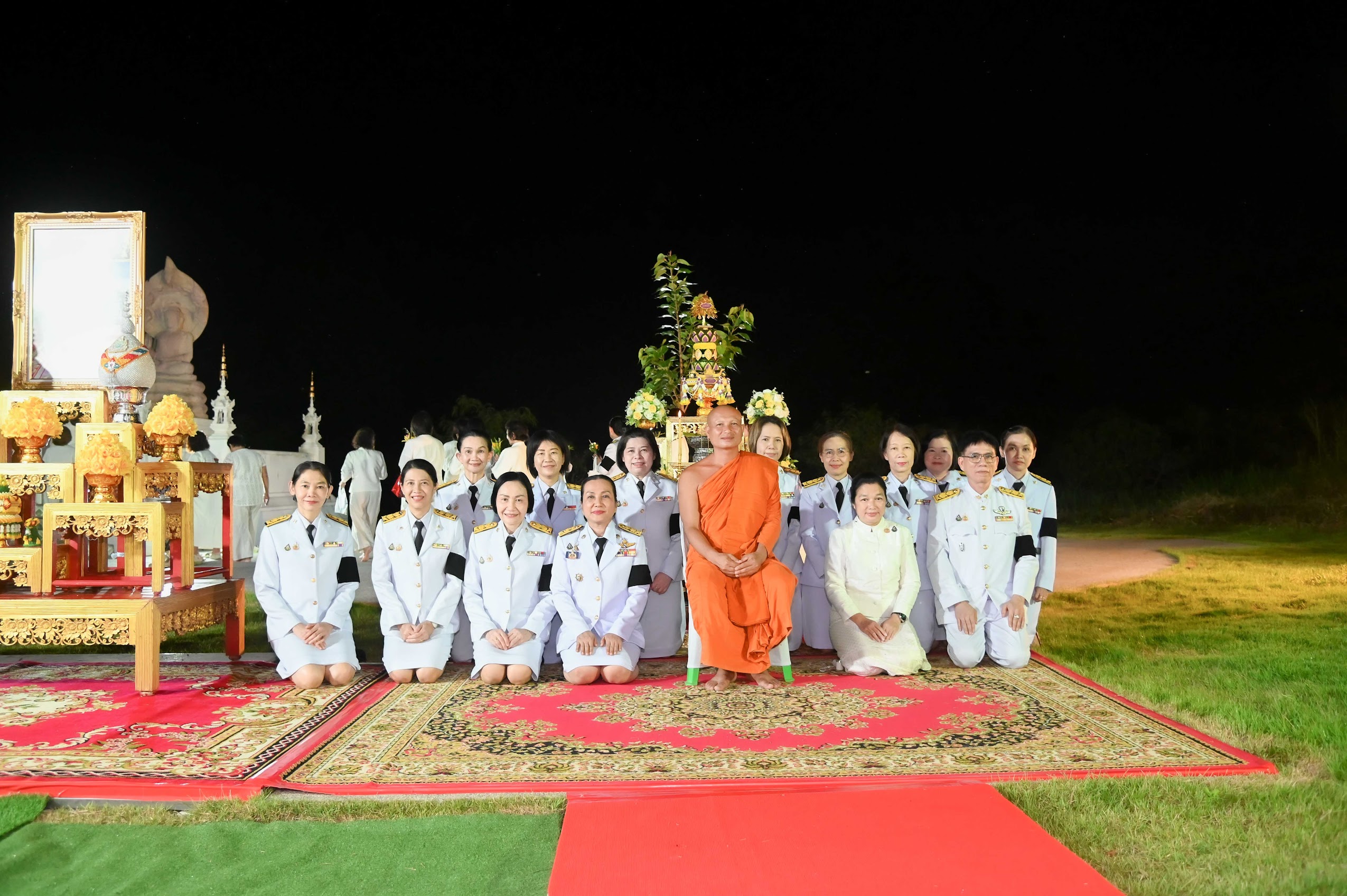 เชิญพุ่มดอกบัวประดิษฐ์ไปถวายสักการะพระศรีมหาโพธิทศมหาราชบพิตร ในวันวิสาขบูชา
