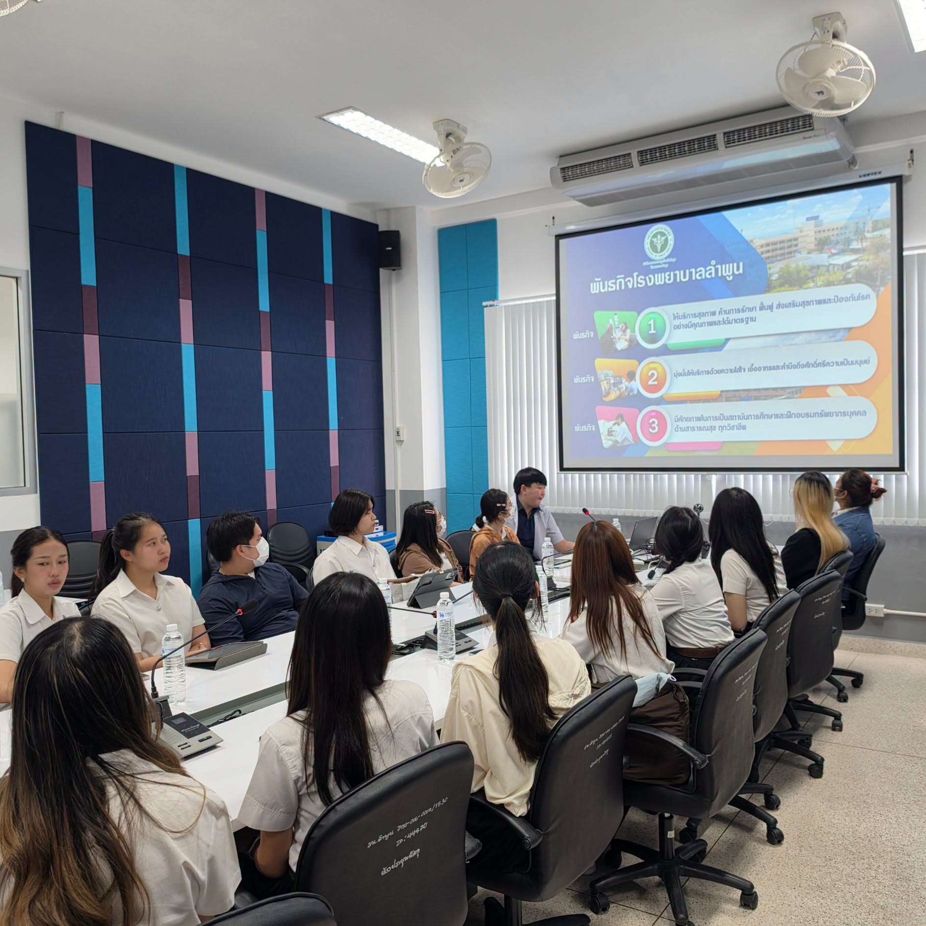 ภญ.สุภารัตน์ พัฒนรังสรรค์ หัวหน้ากลุ่มงานเภสัชกรรม พร้อมด้วยเภสัชกรและเจ้าหน้าที่กลุ่มงานเภสัชกรรมโรงพยาบาลลำพูน ให้การต้อนรับคณะอาจารย์และนักศึกษาเภ