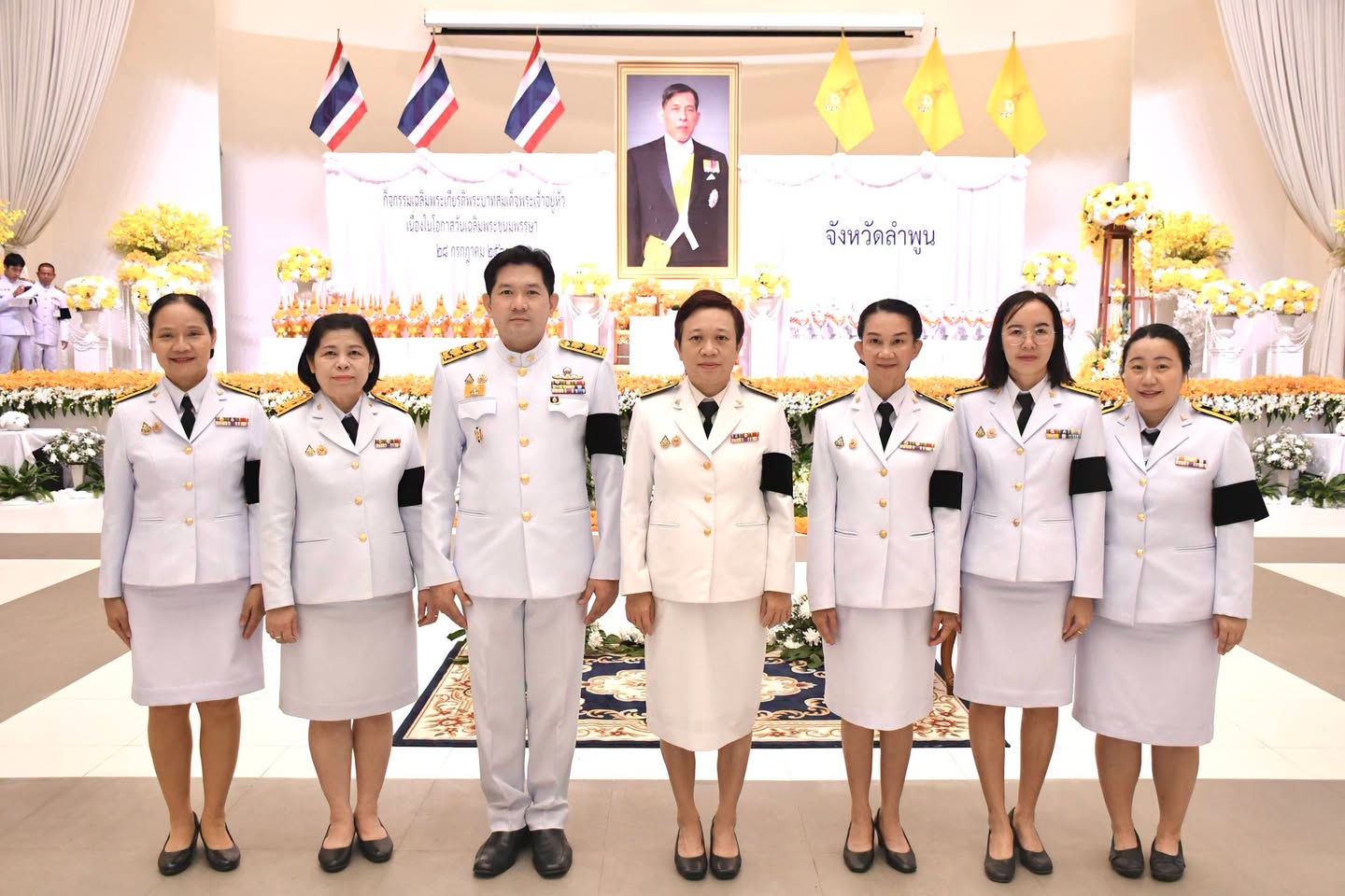 ผู้อำนวยการโรงพยาบาลลำพูน พร้อมด้วย นพ. บารมี บุญเลิศ  รองผู้อำนวยการฝ่ายการแพทย์ เข้าร่วมพิธีถวายเครื่องราชสักการะและวางพานพุ่ม และพิธีจุดเทียนถวายพร