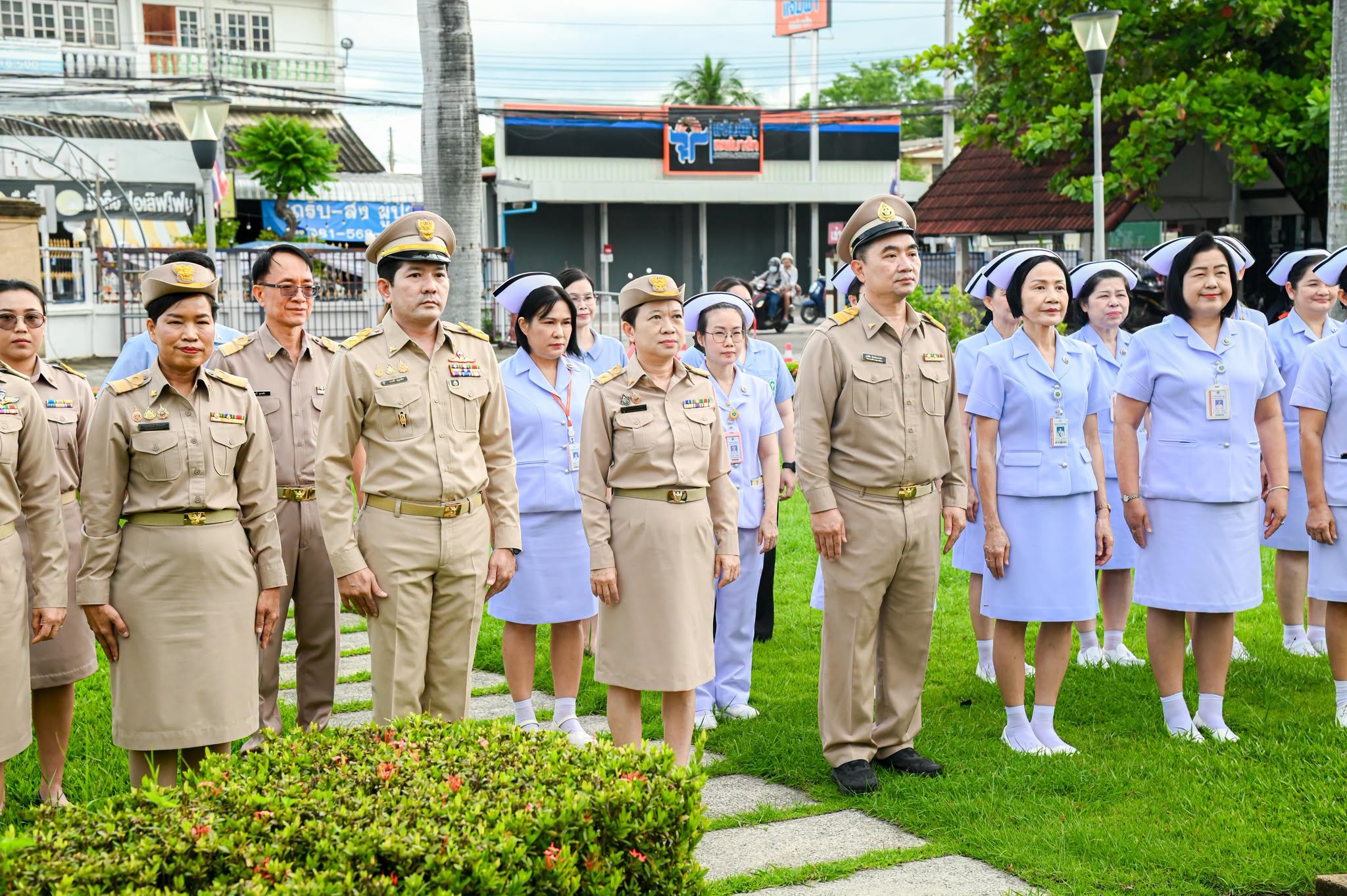 พญ.ลดาวรรณ หาญไพโรจน์ ผู้อำนวยการโรงพยาบาลลำพูน  พร้อมคณะผู้บริหารและเจ้าหน้าที่ ร่วมเคารพธงชาติไทยและร้องเพลงชาติไทย เนื่องในวันพระราชทานธงชาติไทย (T