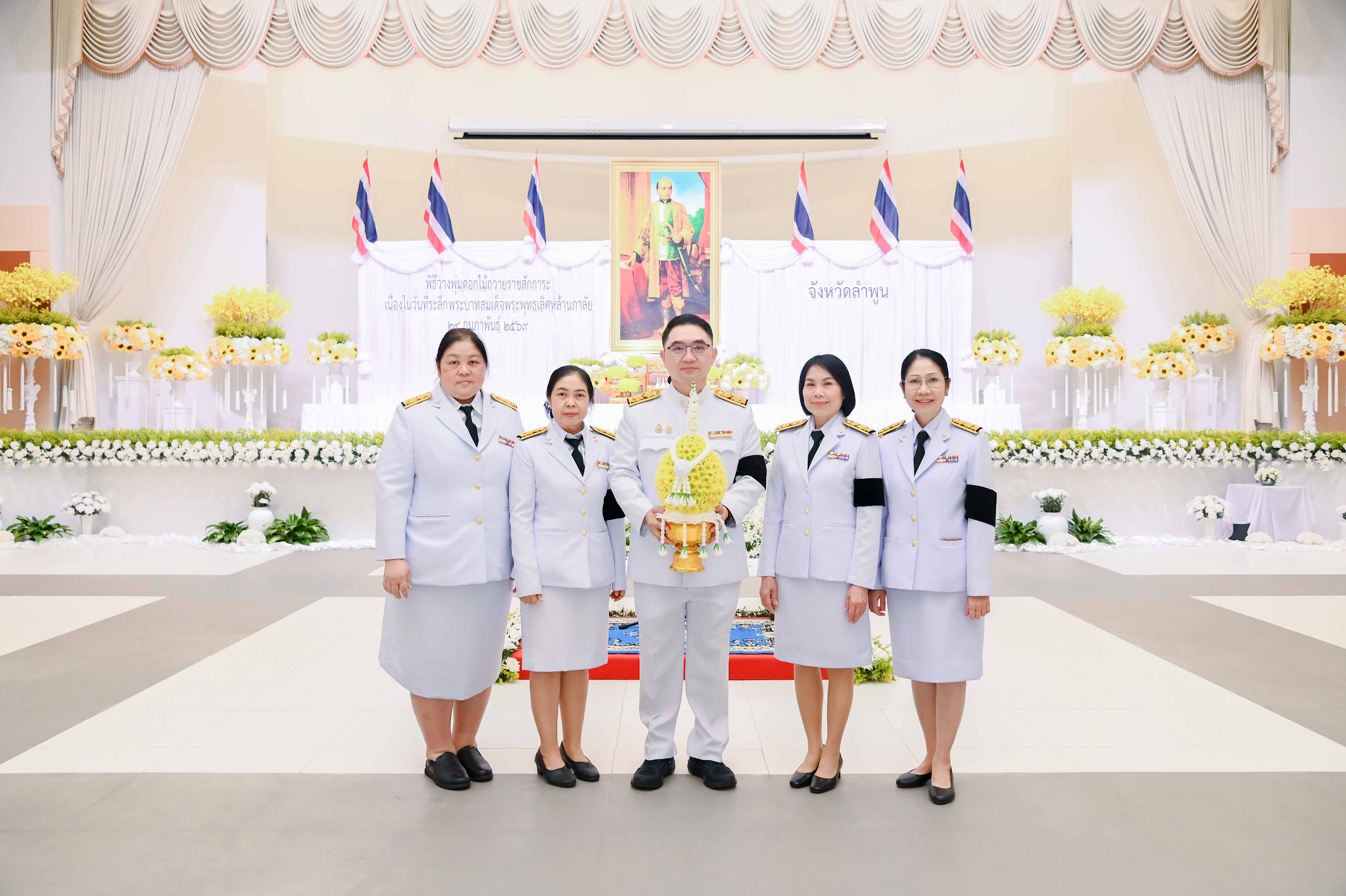 พิธีวางพามพุ่มดอกไม้ถวายราชสักการะเนื่องในวันที่ระลึกพระบาทสมเด็จพระพทธเลิศหล้านภาลัย