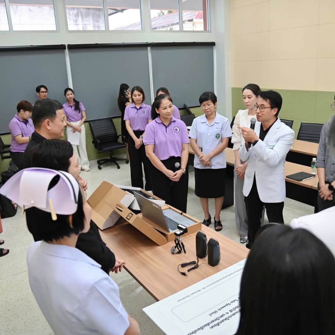 พญ.ลดาวรรณ หาญไพโรจน์ ผู้อำนวยการโรงพยาบาลลำพูนพร้อมด้วยทีมบริหาร แพทย์ และบุคลากรสหสาขาวิชาชีพที่เกี่ยวข้อง ได้ร่วมรับมอมอุปกรณ์ Tele-Speech จากศูนย์