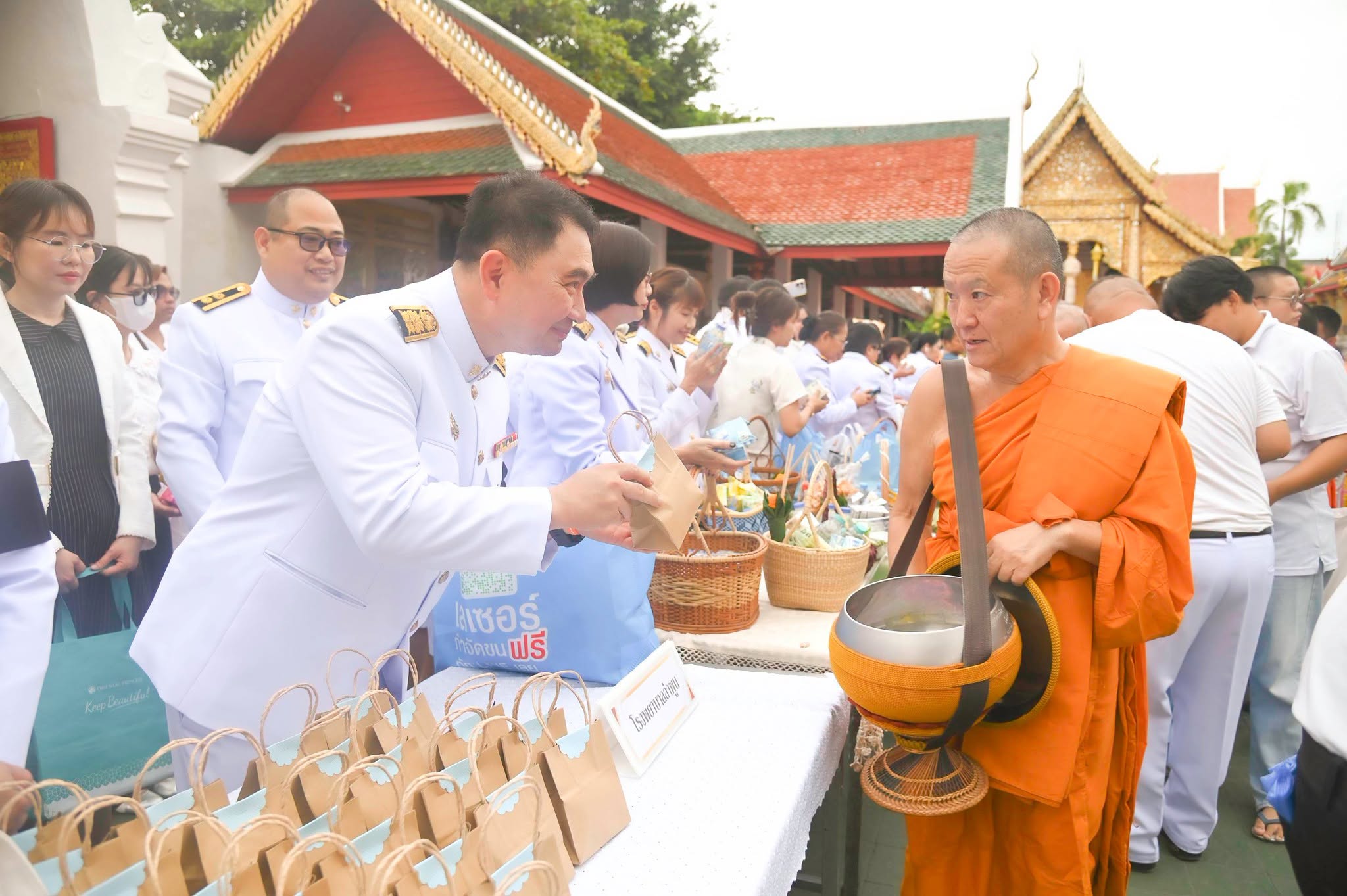 โรงพยาบาลลำพูน ร่วมพิธีสวดพระพุทธมนต์และทำบุญตักบาตร ถวายเป็นพระราชกุศล เนื่องในวันคล้ายวันพระราชสมภพ สมเด็จพระนางเจ้าสิริกิติ์ พระบรมราชินีนาถ